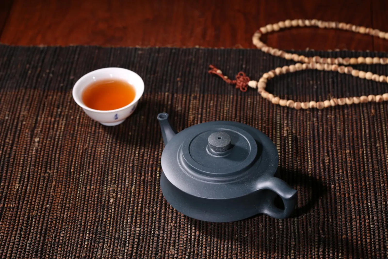 Teh dituang perlahan — ritual ceremony